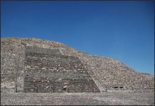 墨西哥城月亮金字塔旅游,月亮金字塔景点介绍