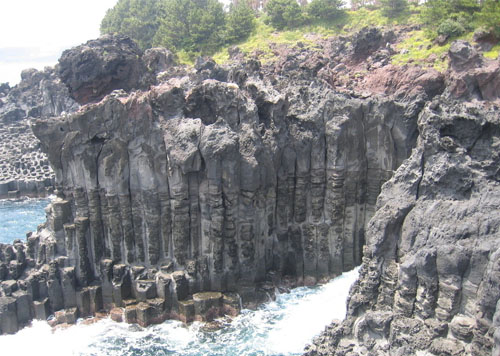 济州岛：海浪拍打着柱状海岸图片
