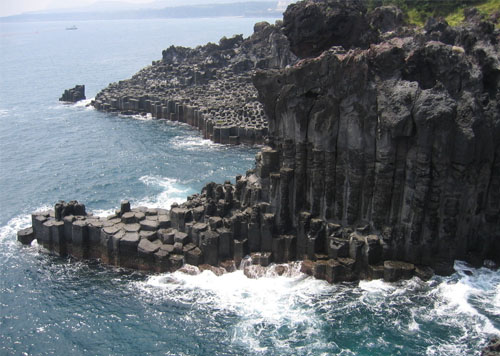 济州岛：海浪拍打着柱状海岸图片