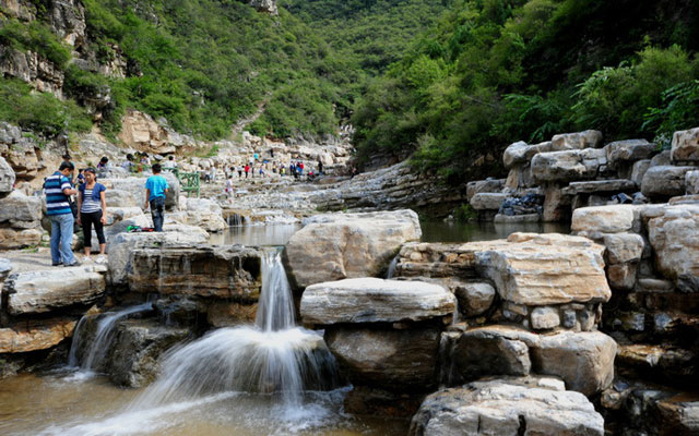 孤山寨    孤山寨是十渡风景名胜区内最著名的一条大峡谷,深约10公里