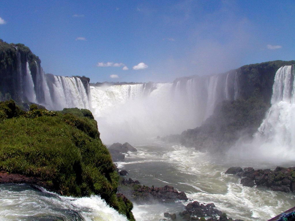 世界上最宽的瀑布，达黄果树瀑布40倍，半百里外可闻水声